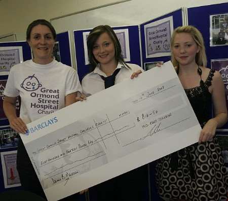 left to right, Louise Ferns from GOSH, Rebekah Robb a former patient at GOSH and Tayla Richardson organiser of the team.