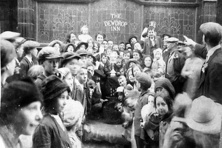 The Dewdrop Inn in Tower Hamlets, Dover, circa 1917. Credit: Rory Kehoe/www.dover-kent.com