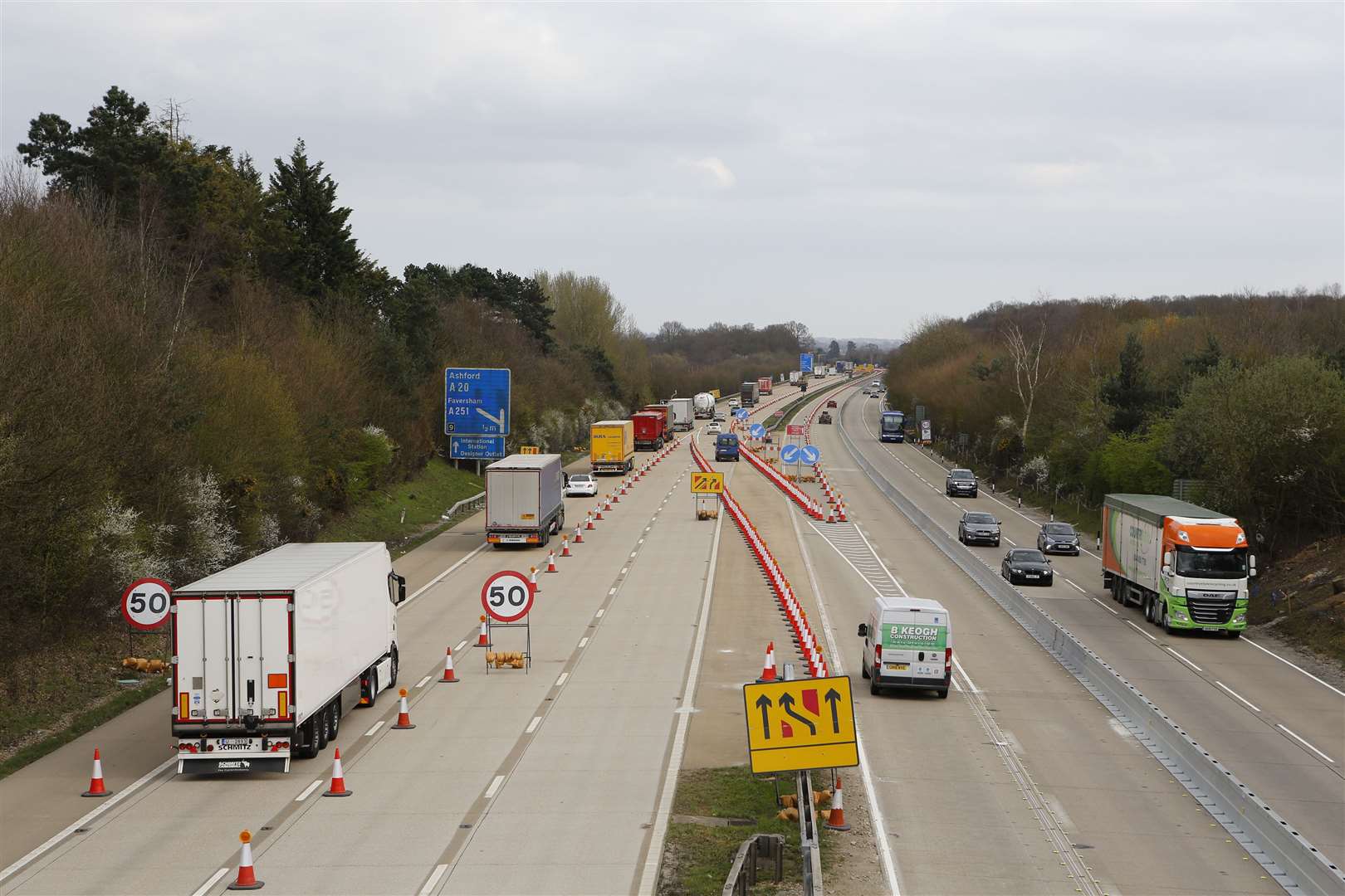 Operation Brock in place on M20 between junctions 8 & 9..M20 Bridge, Sandyhurst Lane, Ashford..Picture: Andy Jones. (14607911)