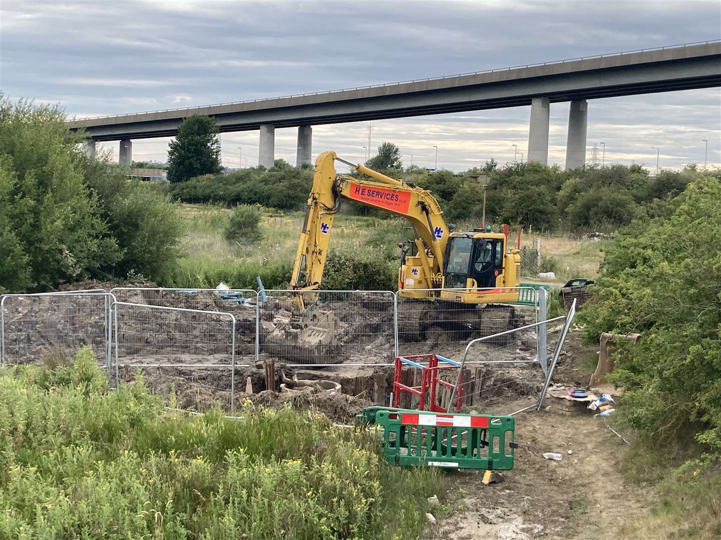 Repairing one of the leaks next to the road to Ridham Docks in July when Sheppey had its water cut off