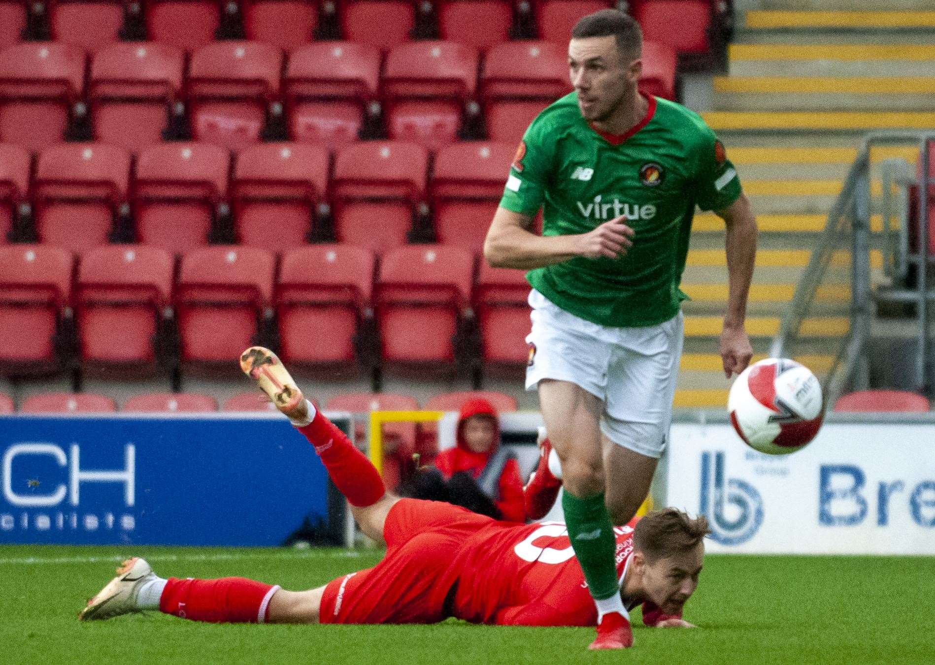 Ebbsfleet's Greg Cundle drives forward against Leyton Orient. Picture: Ed Miller/EUFC (53697612)