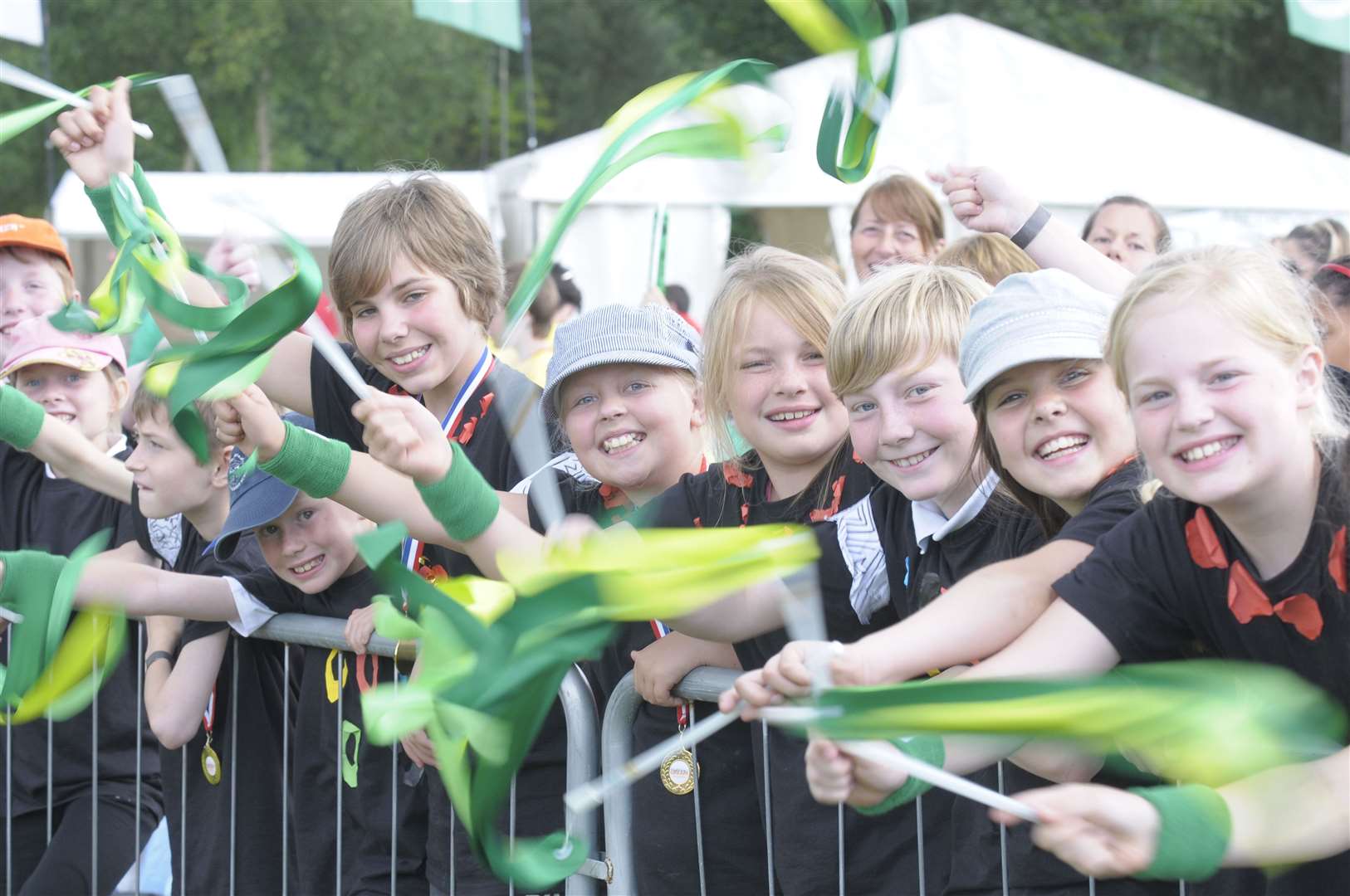 The Olympic torch arrived to hundreds of people at Leeds Castle