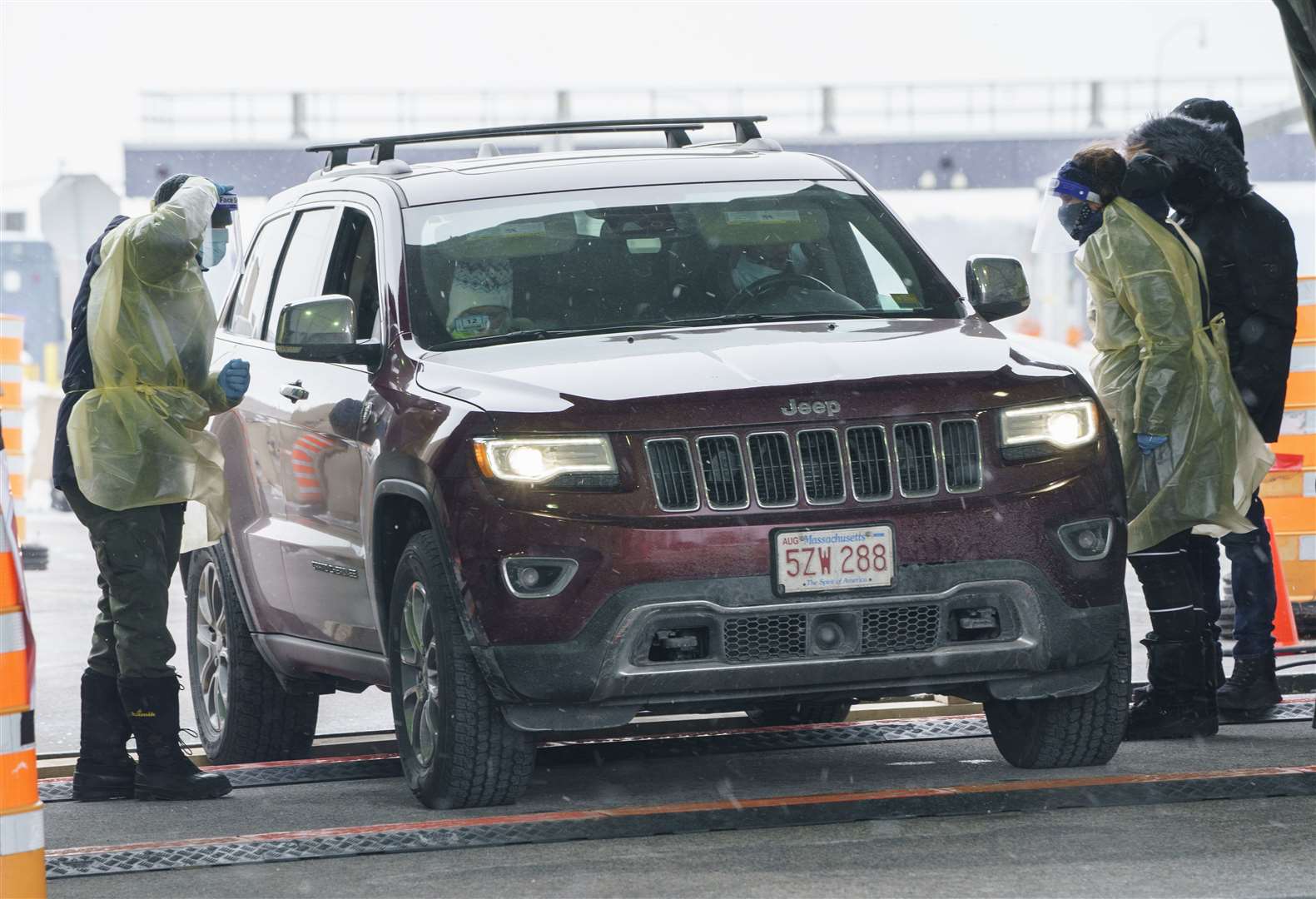 Covid-19 testing for travellers entering Quebec from the United States (Paul Chiasson/The Canadian Press via AP)