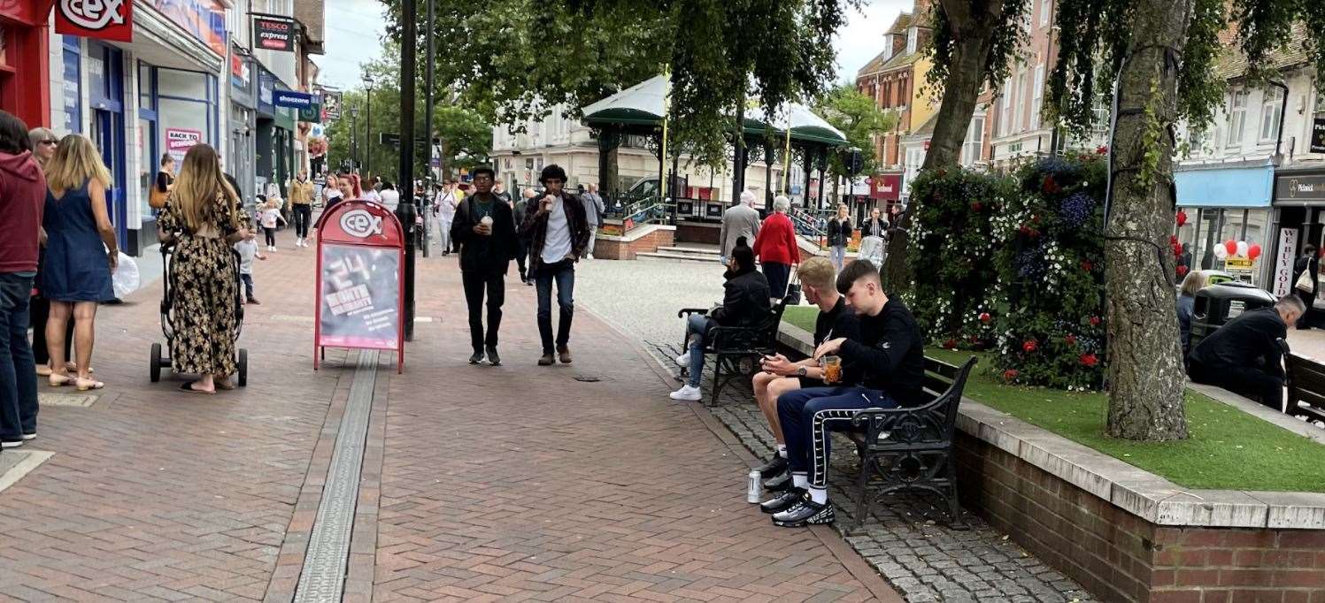 Only about 20% of people in the streets of Ashford on Monday were seen to be wearing masks