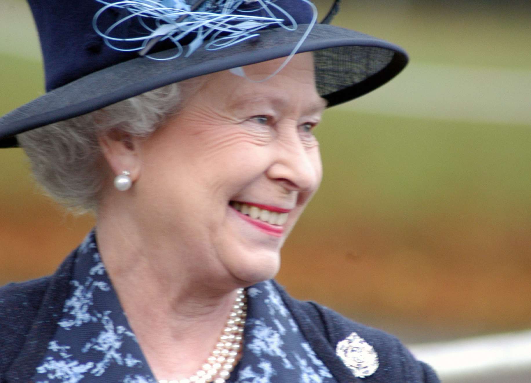 A statue of the Queen is being installed in Gravesend