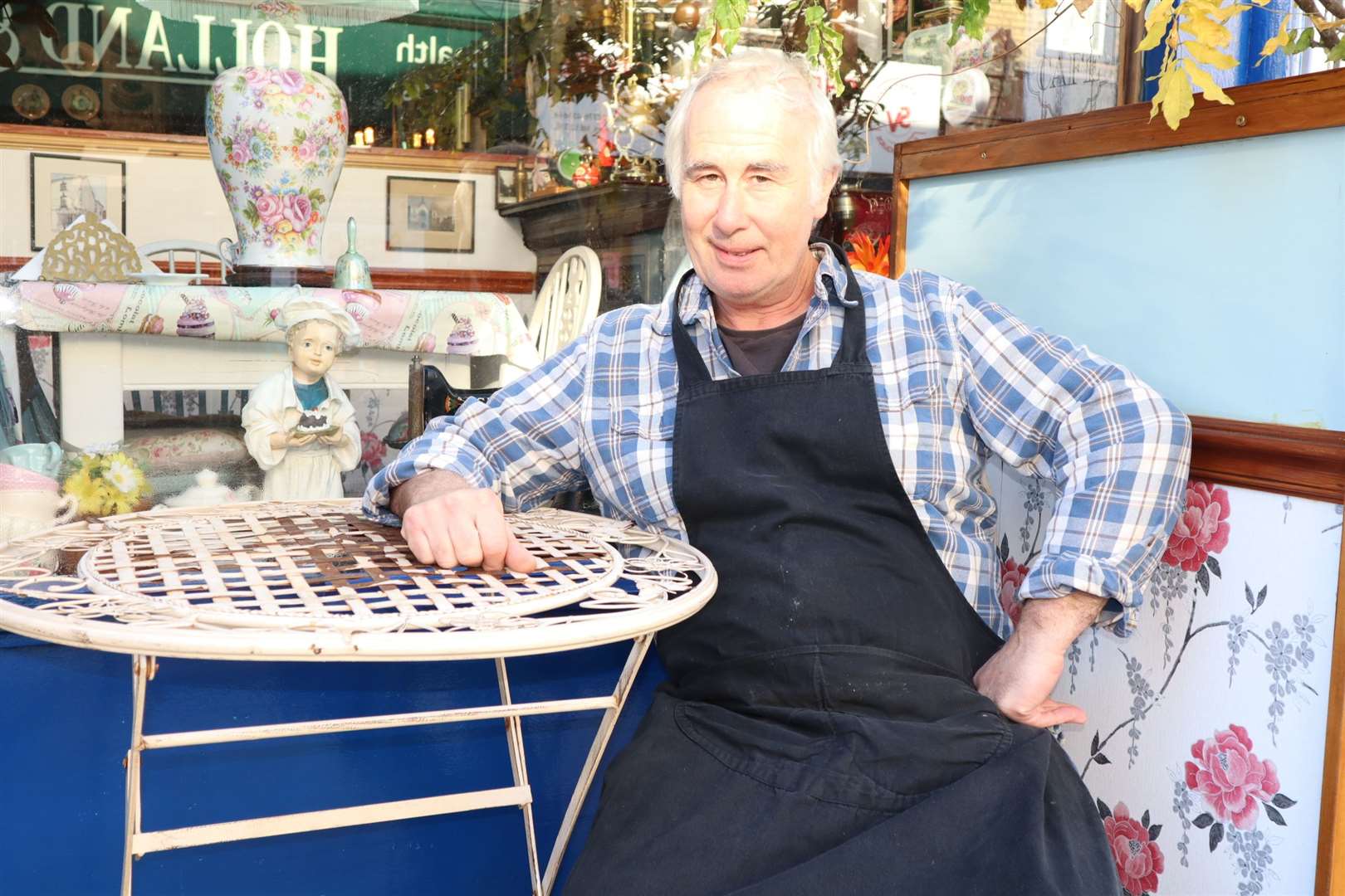 Stephen Jackson of Jacksonwood tea rooms in Sheerness High Street on the first day of the second national coronavirus lockdown (43032381)