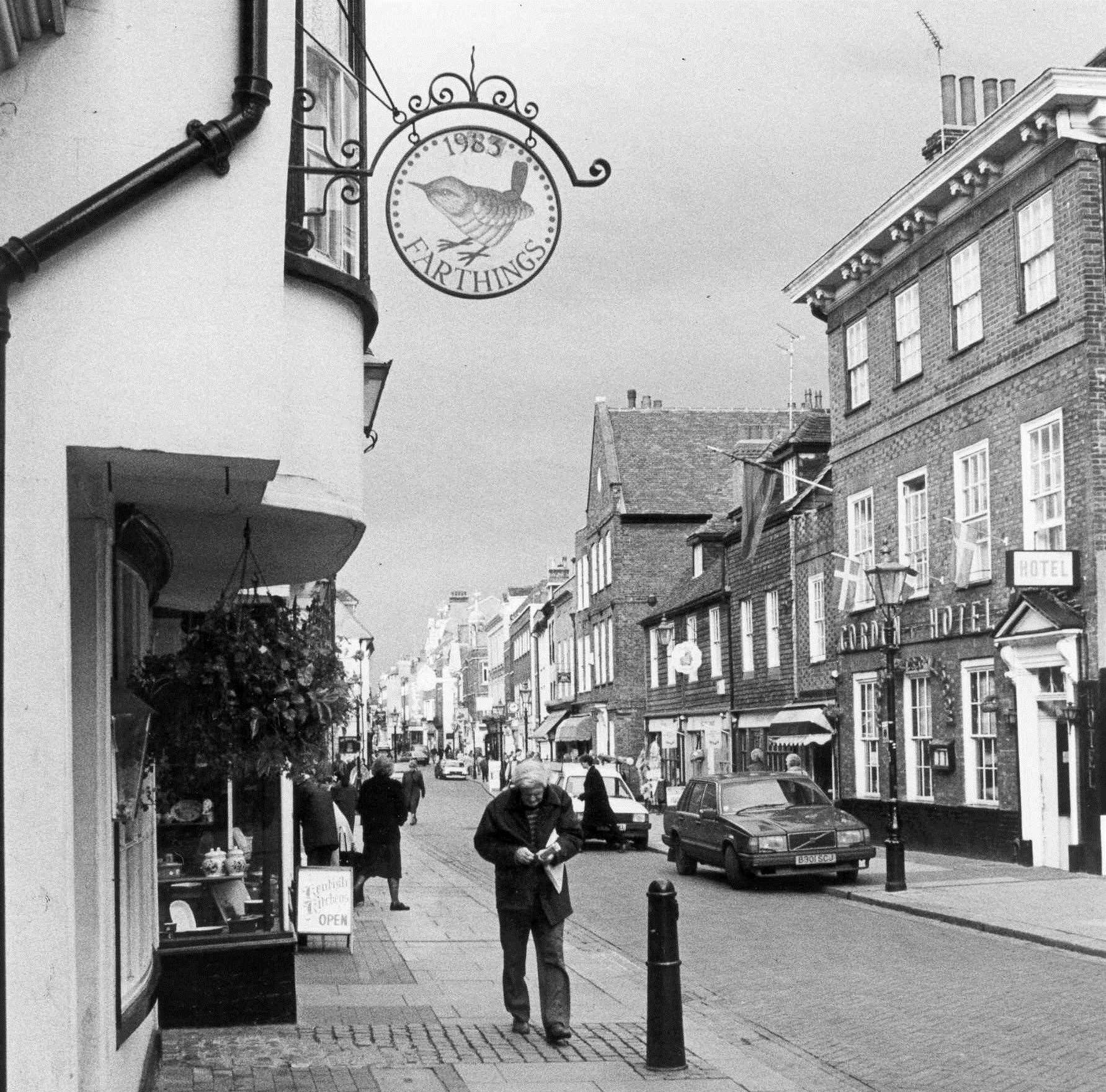 Rochester High Street in 1990 with the Gordon Hotel on the right of the photograph