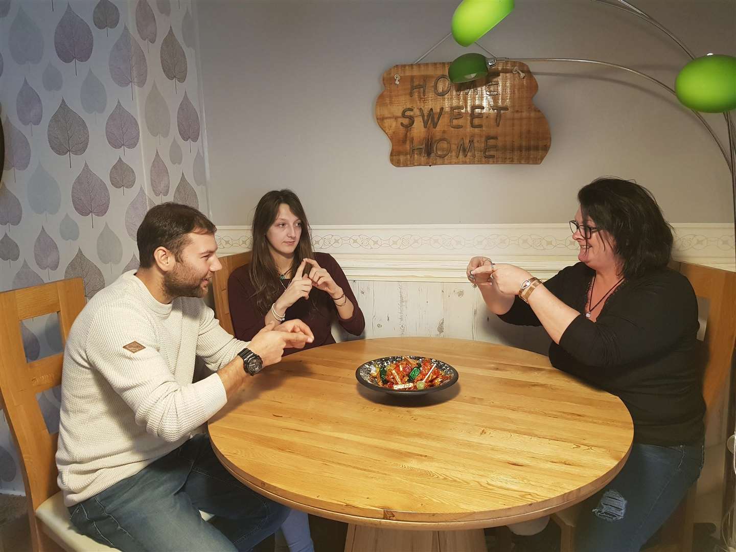 Tracy Lamb (right) signing with her daughter Jade Lamb and Jade's partner, Sam Taylor (7107117)