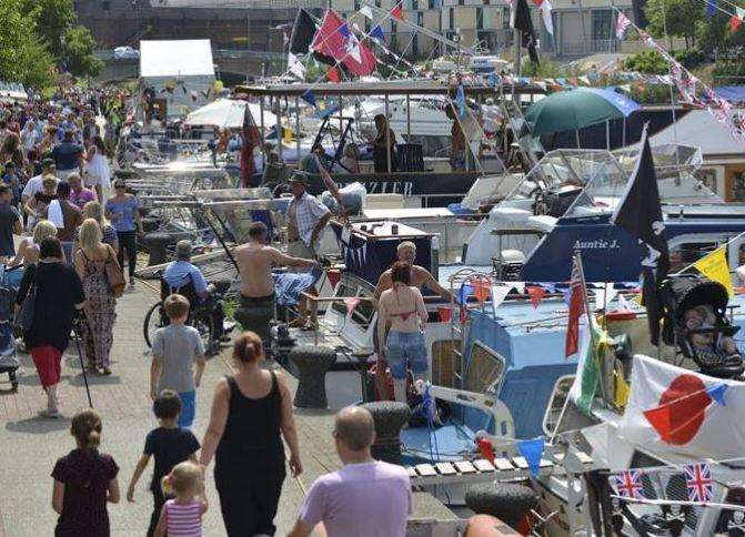 Crowds assemble for the River Festival