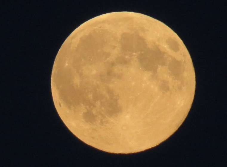 This shot of the supermoon was taken in Ramsgate by @ramsgatebirds