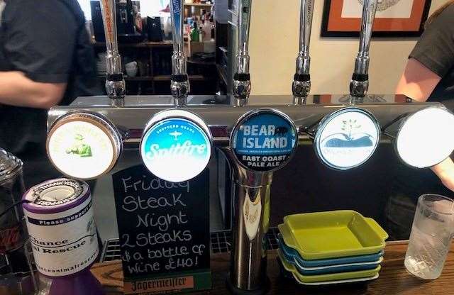 I started with a pint of 4.8% Bear Island IPA and much preferred it to the pint of Summer Coast I had on my previous visit