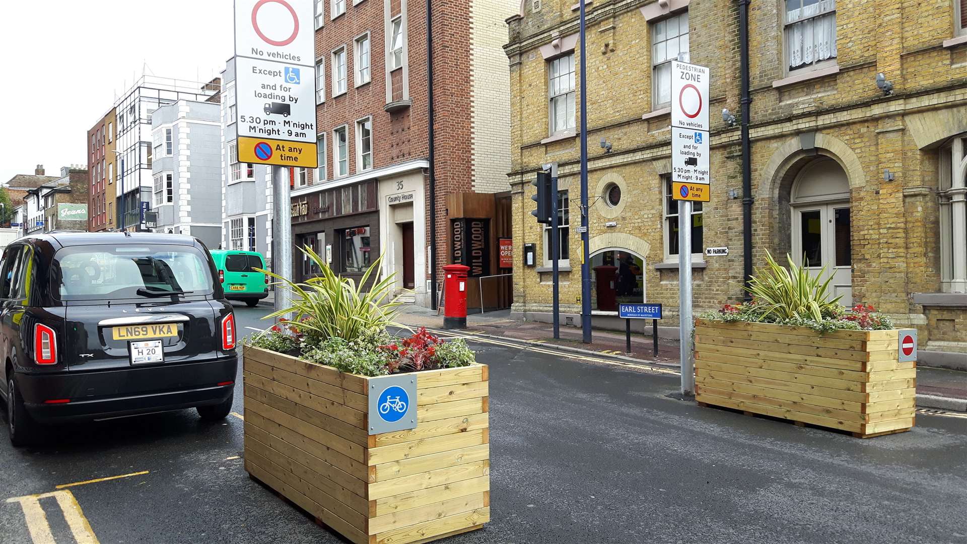 The entry to the extended pedestrian area in Earl Street