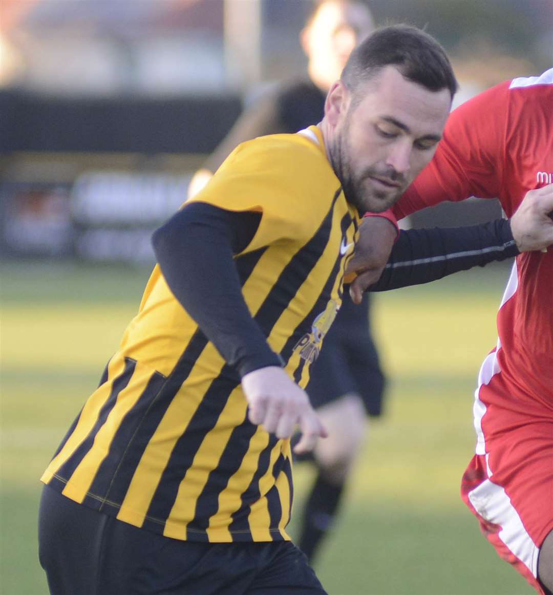 Folkestone midfielder Ronnie Dolan Picture: Paul Amos