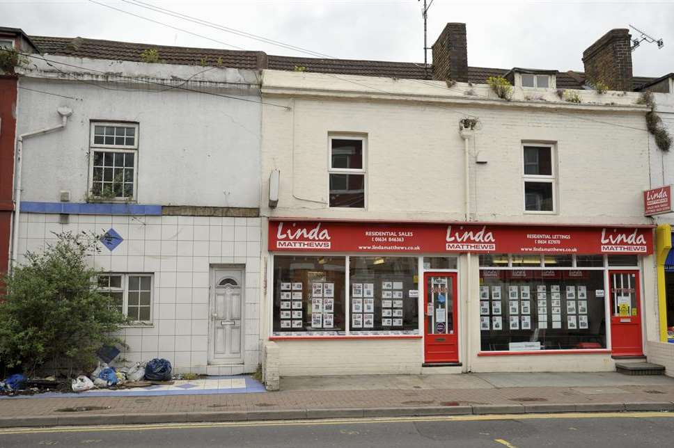 18 Luton Road, with the Linda Matthews letting agent next door