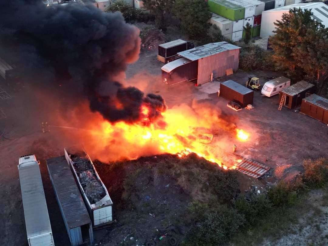 Dramatic pictures of the Gravesend fire. Credit: @jason_photos