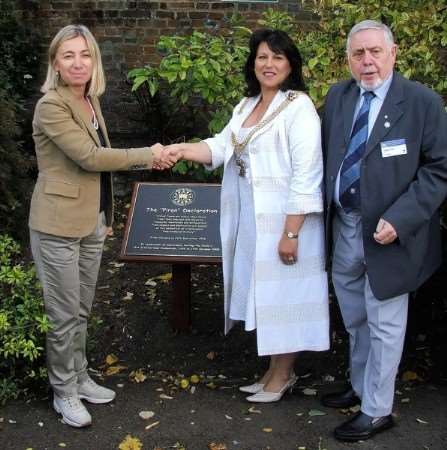 Lord Mayor Carolyn Parry welcomes her counterpart from Gradara, Italy, Franca Foronchi, and John Price, president of the Walled Towns Friendship Circle