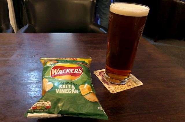 It hadn't travelled too far, so I chose a pint of Gads No5 which is brewed in nearby Ramsgate. I also treated myself to a grab bag of crisps