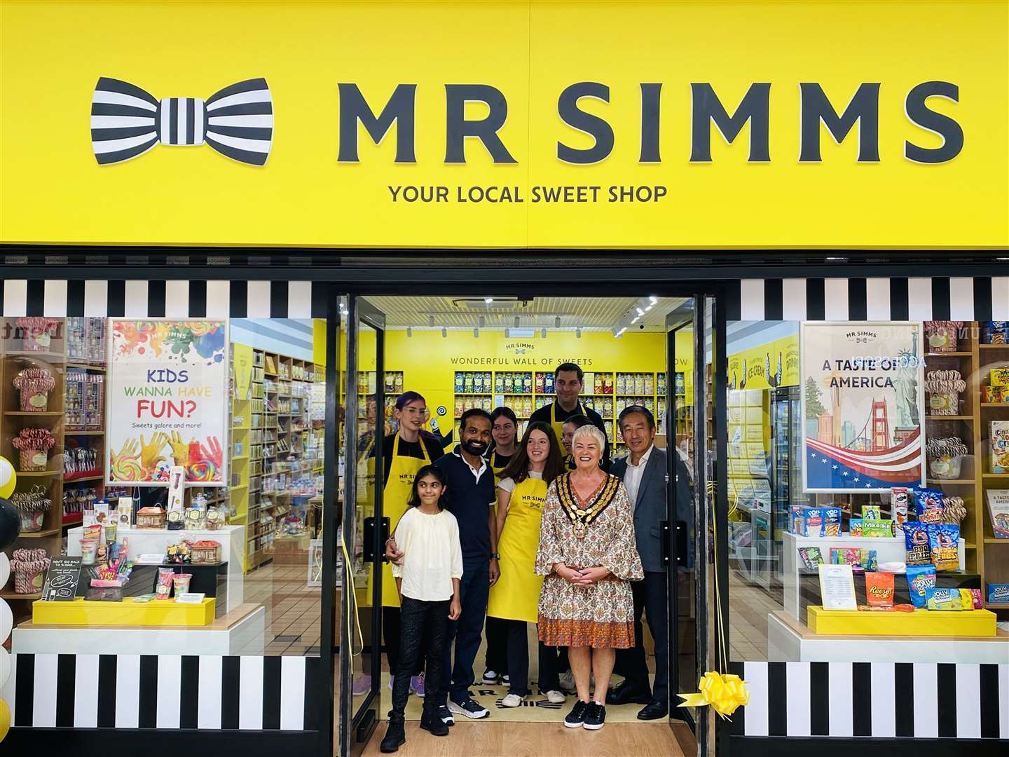 Mayor of Tonbridge, Cllr Sue Bell, opens Mr Simms Sweet Shop in Tonbridge (59067332)