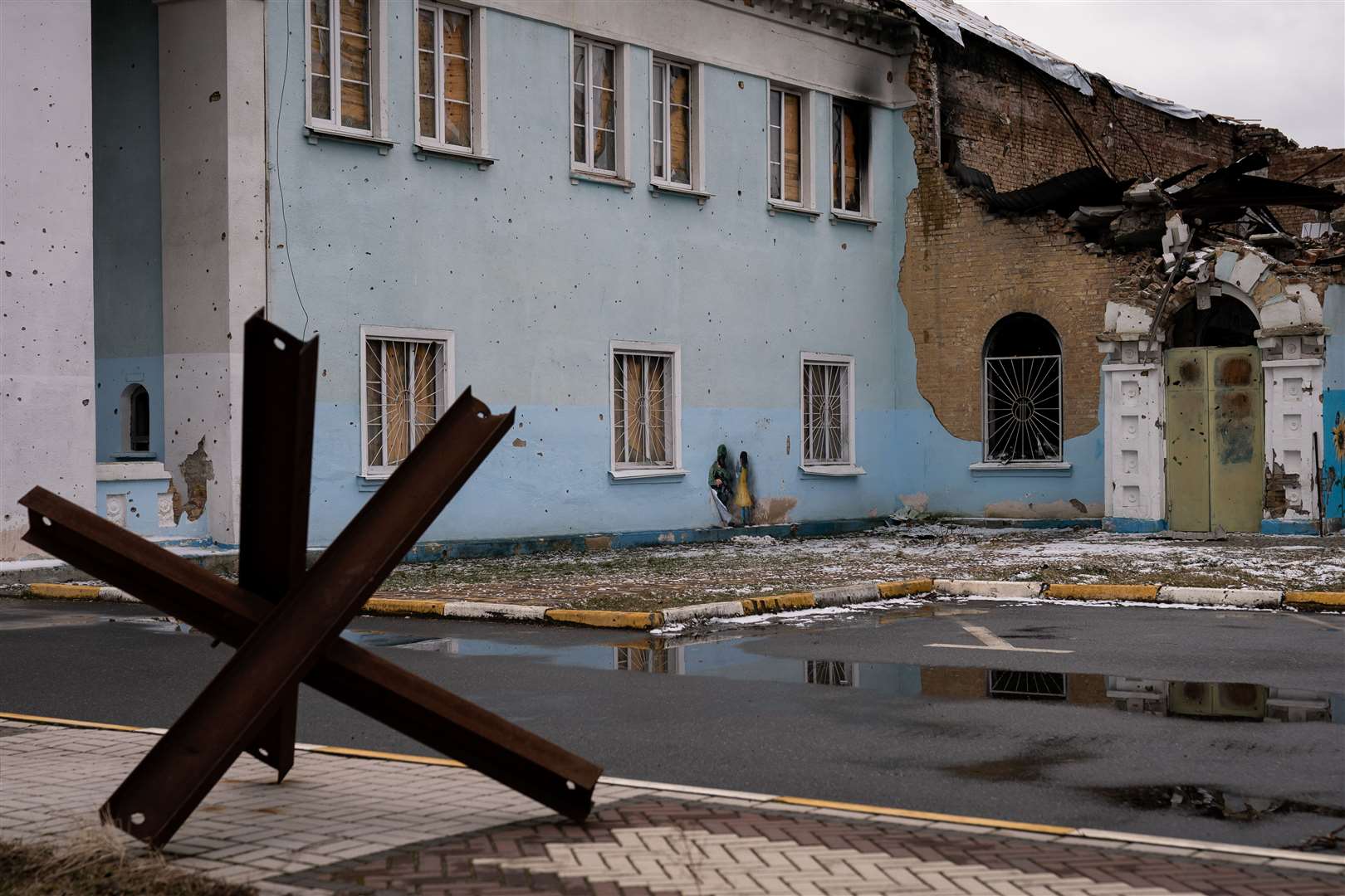 A hedgehog defence structure near a building in Borodyanka on the outskirts of Ukraine’s first city (Aaron Chown/PA)