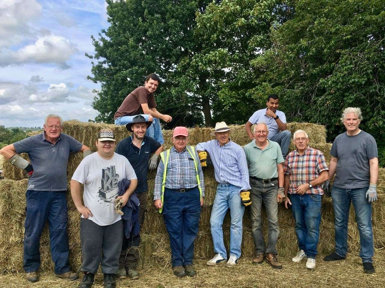 Hayle Park trustees and volunteers (22013611)