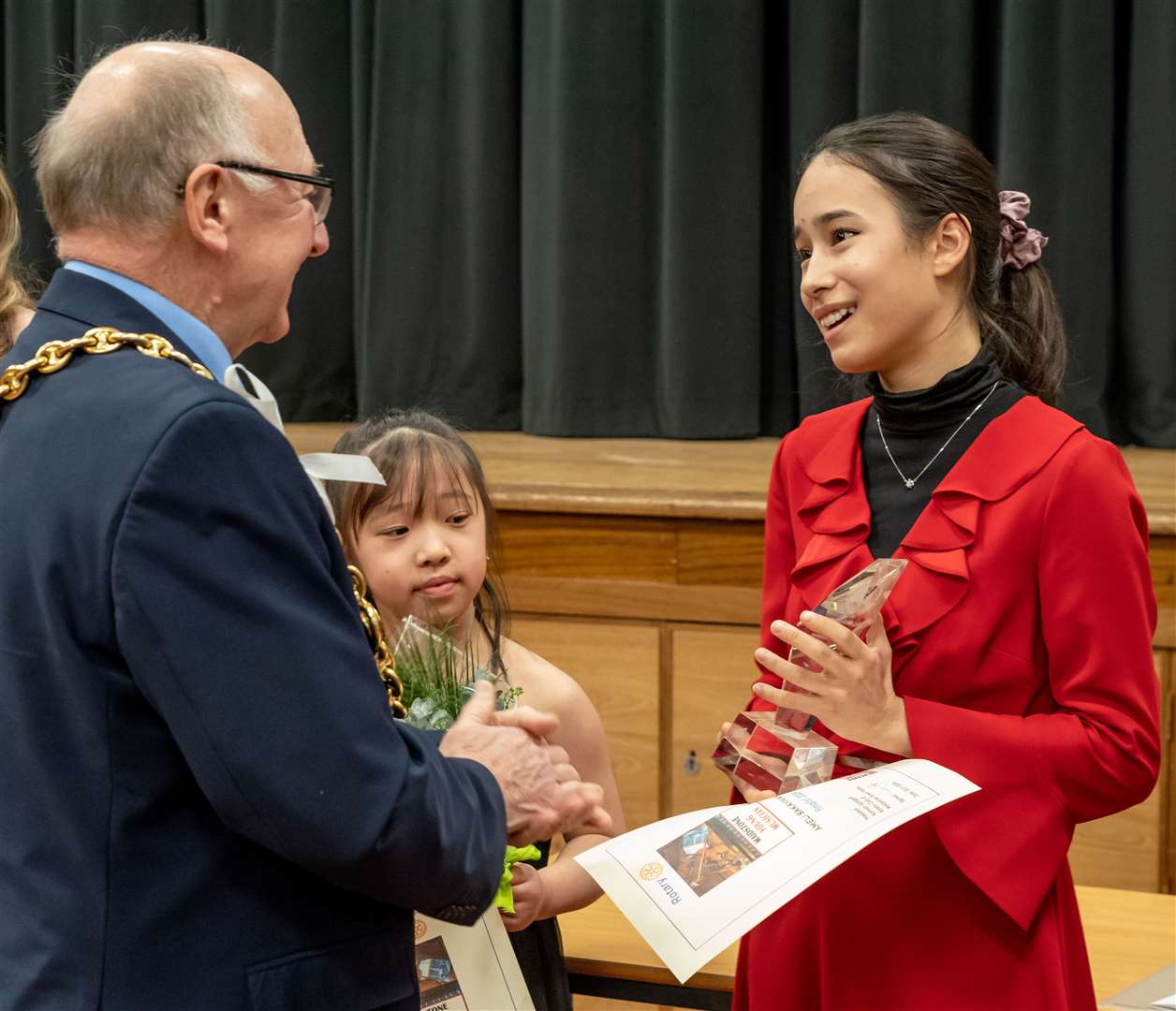 The 2024 winner Ameli Sakai-Ivanova receives her trophy from the then Mayor of Maidstone, Cllr Gordon Newton