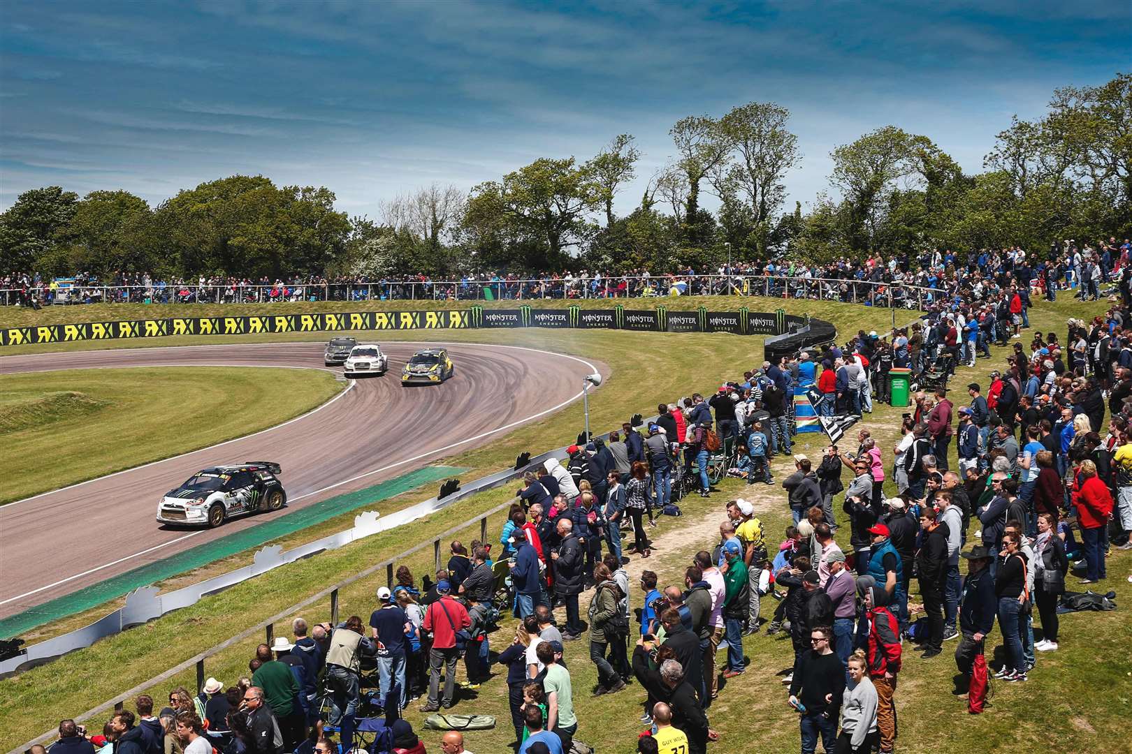 Thousands of spectators attend rallycross events at Lydden Hill