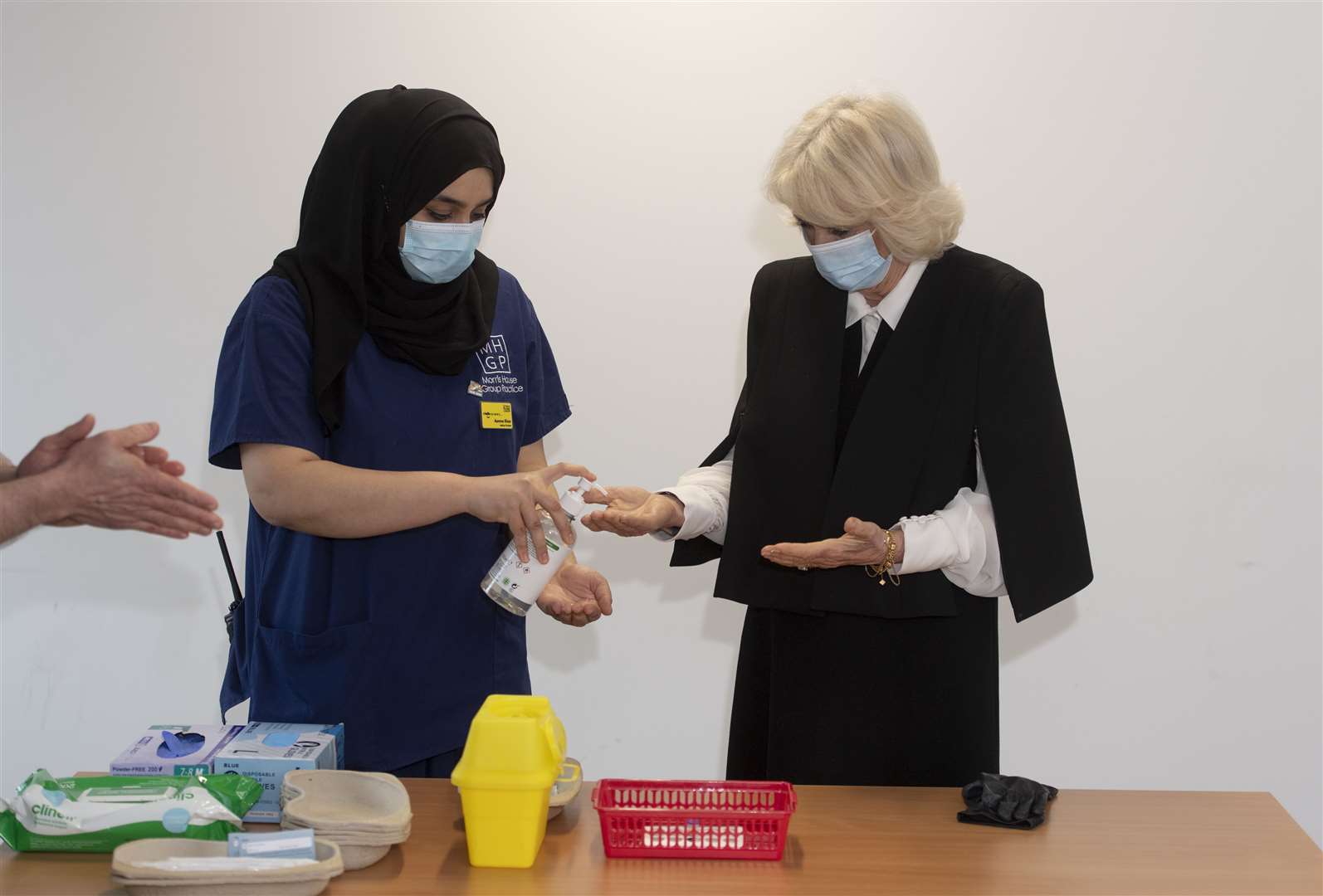 The duchess helps prepare a vaccine (Geoff Pugh/The Daily Telegraph/PA)