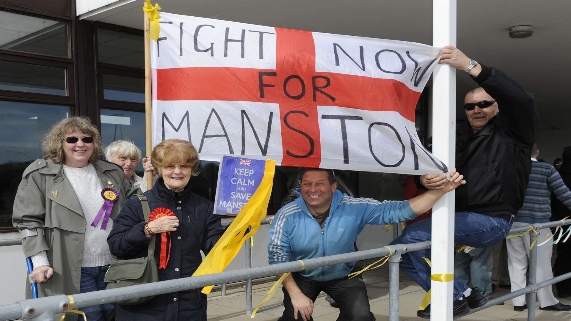 Supporters of the airport started to arrive at 1pm