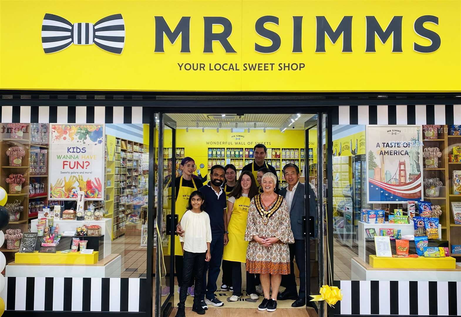 new-retro-sweet-shop-opens-in-town-centre-uk2irl