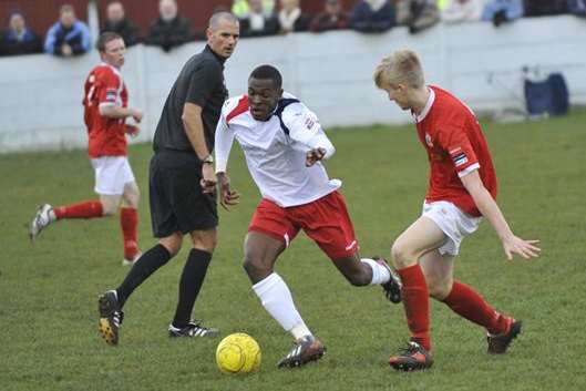 Anthony Cook on the run for Ebbsfleet (Pic: Tony Flashman)