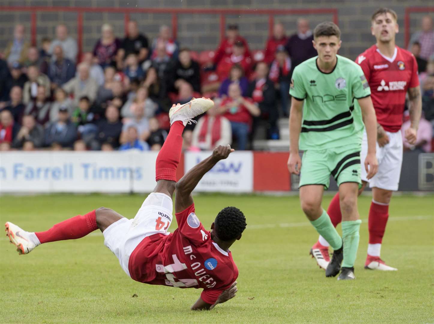 Darren McQueen tries the spectacular Picture: Andy Payton