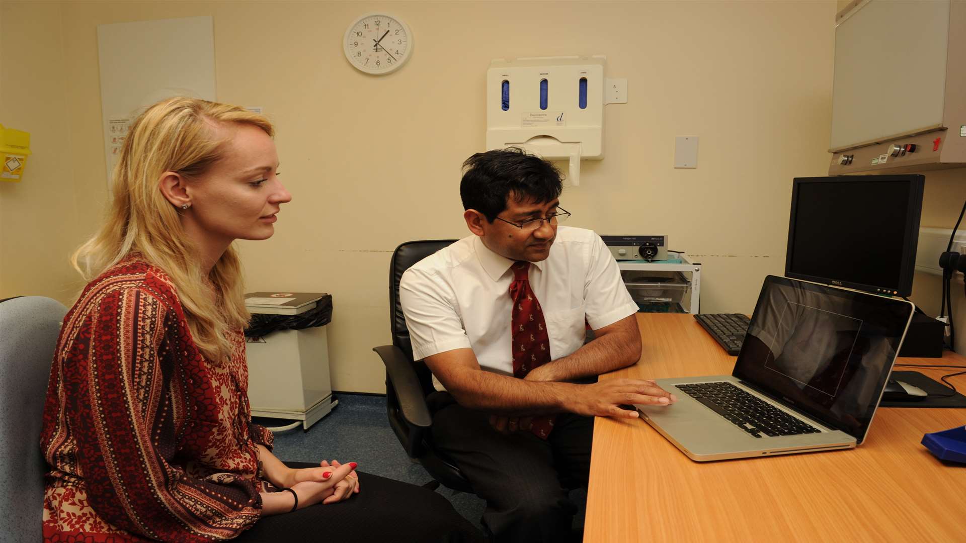 Profesor Rahul Kanegaonkar shows Holly the pictures of her ear