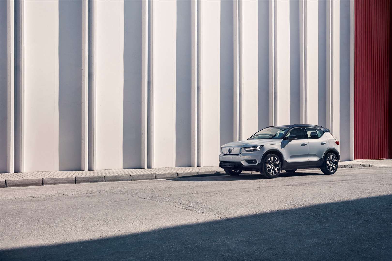 Volvo XC40 Recharge P8 AWD in Glacier Silver, (56174351)