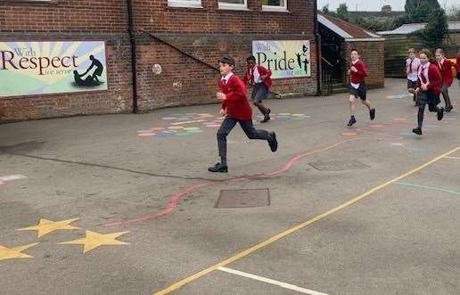 Loose Primary School children running to Lapland