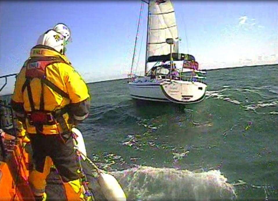 Dungeness RNLI approaching the casualty. Credit:RNLI/Sarah Beck (18321104)