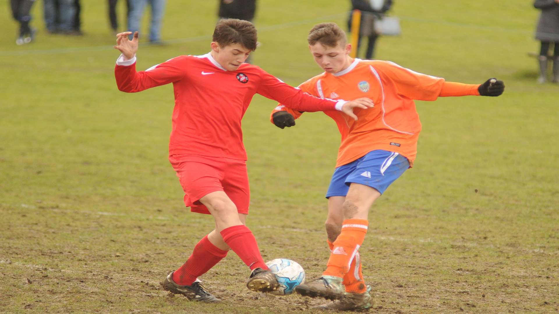 Rainham Kenilworth, left, take on Cuxton 91 in Under-14 Division 1 Picture: Steve Crispe