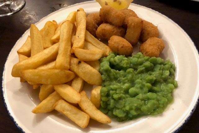 You get what it says on the tin - Mrs SD went for the scampi served with chips and mushy peas