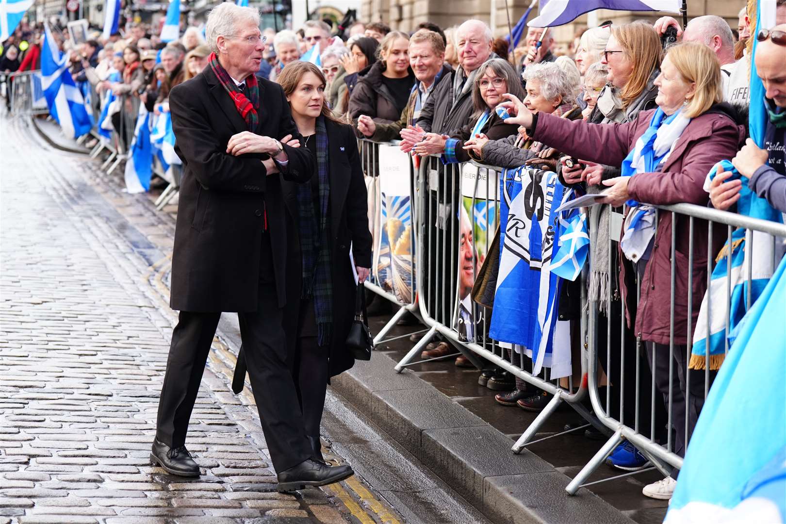 Kenny MacAskill and Alex Salmond’s niece, Christina Hendry, speak to members of the public gathered outside the memorial service (Jane Barlow/PA)