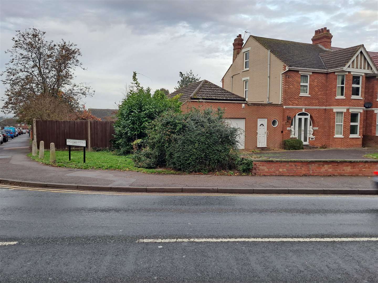 The application site is on the corner of Loose Road and Anglesey Avenue