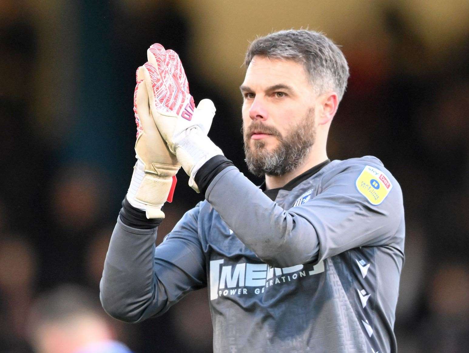 Goalkeeper Glenn Morris has signed a new deal at Gillingham