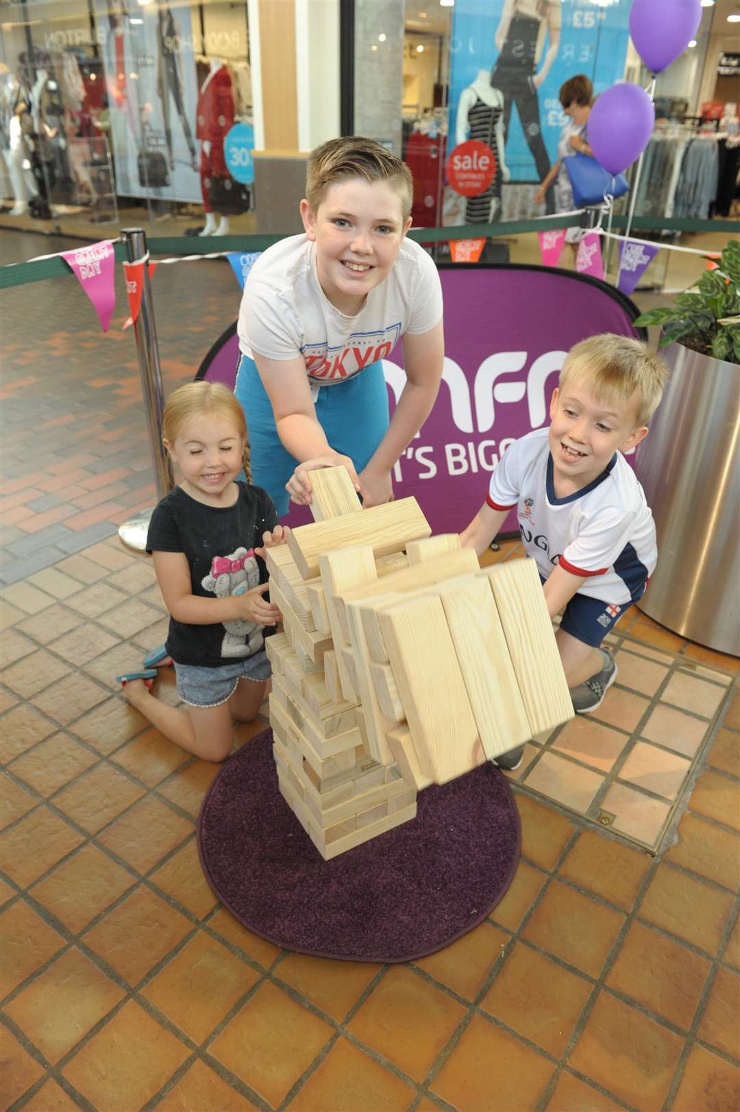 Hempstead Valley, Gillingham..Free activities week run by KMFM..Brooke (5), Hayden (11) and Harry (7) with Jenga..Picture: Steve Crispe. (3478699)