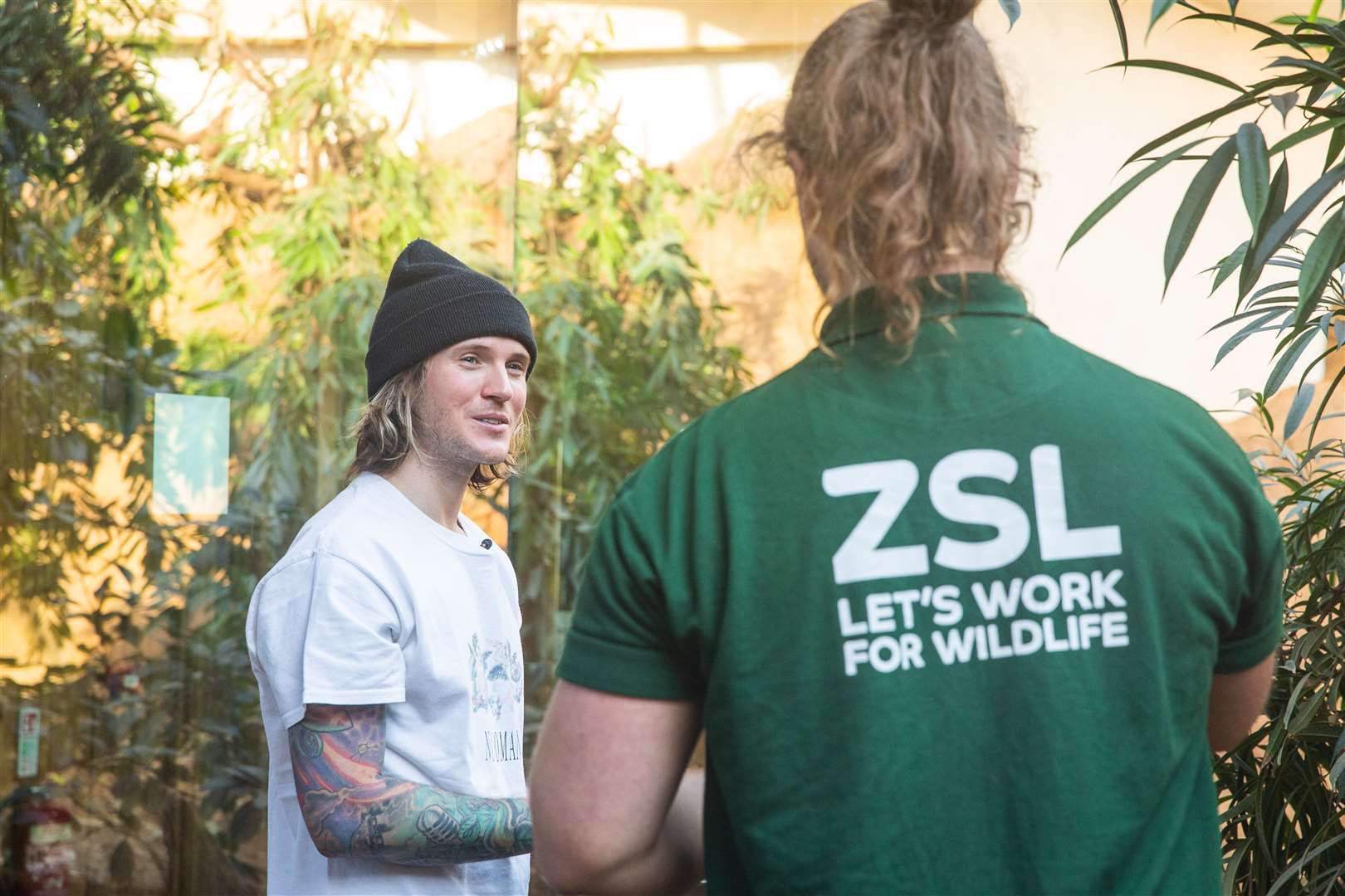 Dougie Poynter and a zookeeper at London Zoo (ZSL London Zoo/PA)