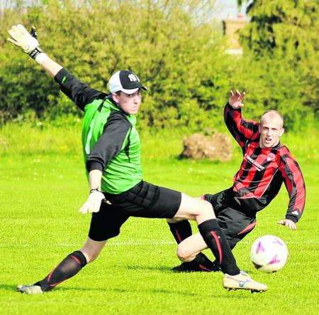 Ebbsfleet (red and black) on the attack against Fulwich Hotel