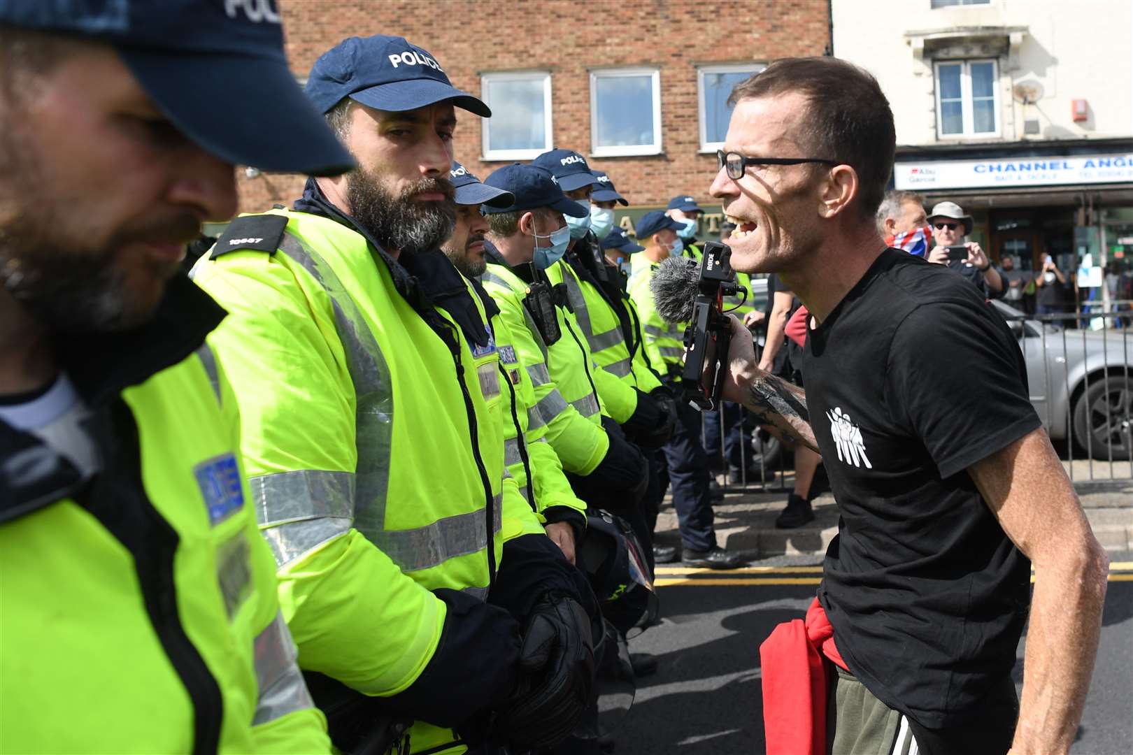 Anti-migrant protesters demonstrate in Dover (Stefan Rousseau/PA)