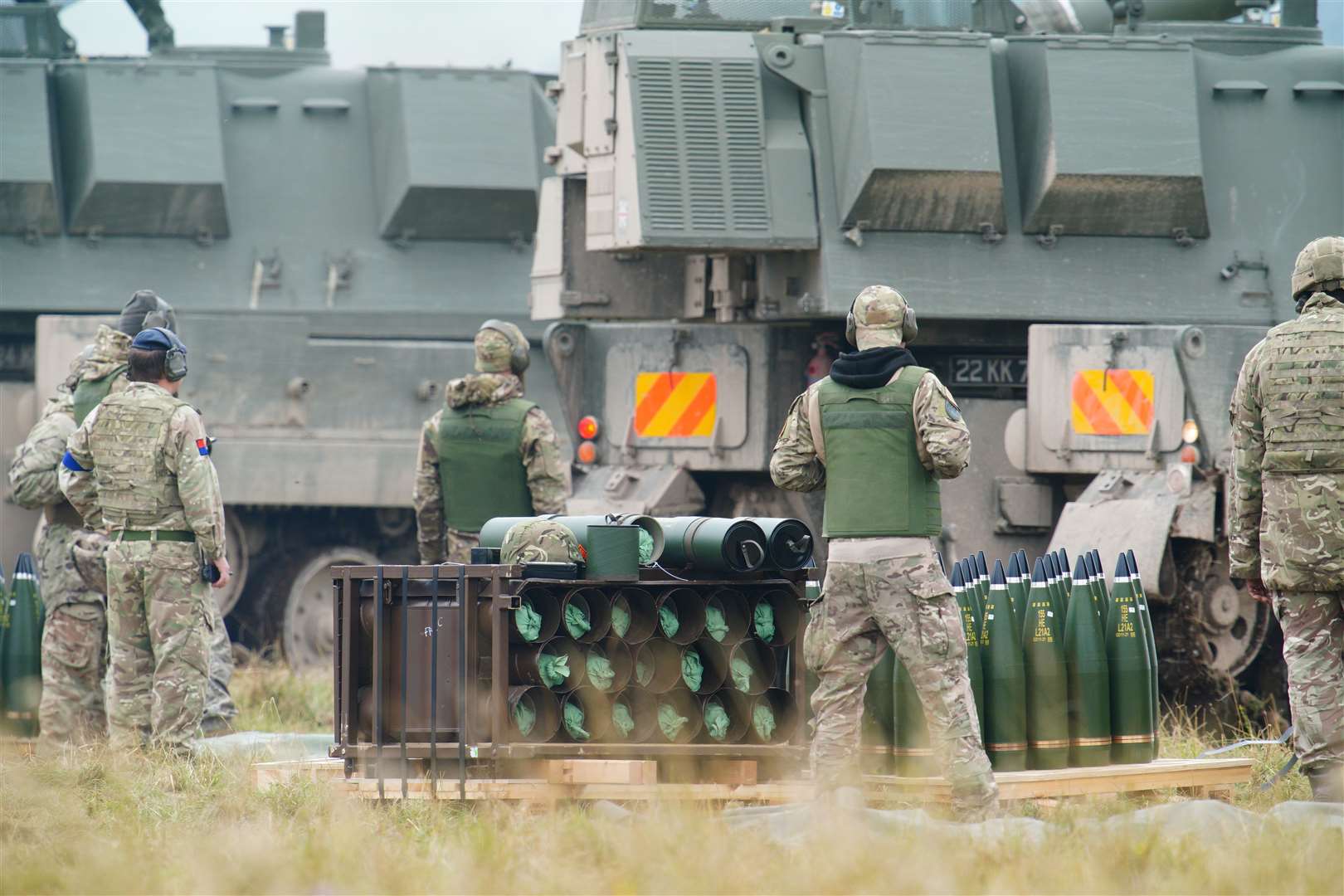 Ukrainian artillery specialists under the supervision of British Army instructors (Ben Birchall/PA)