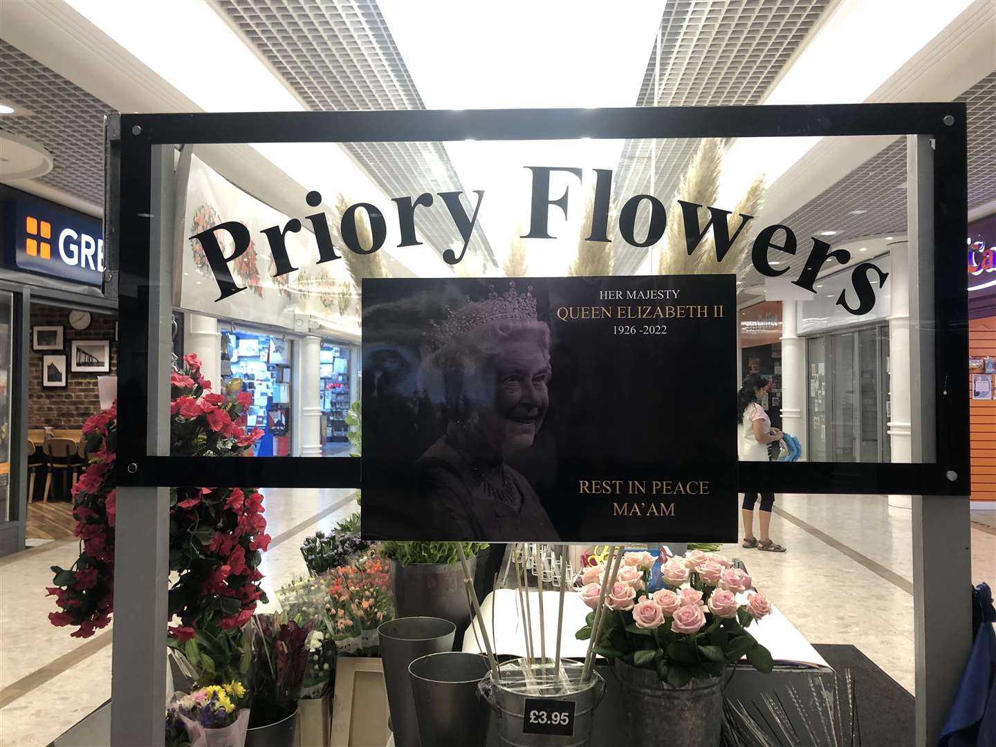 Businesses in Dartford town centre have put up their own tributes to the Queen