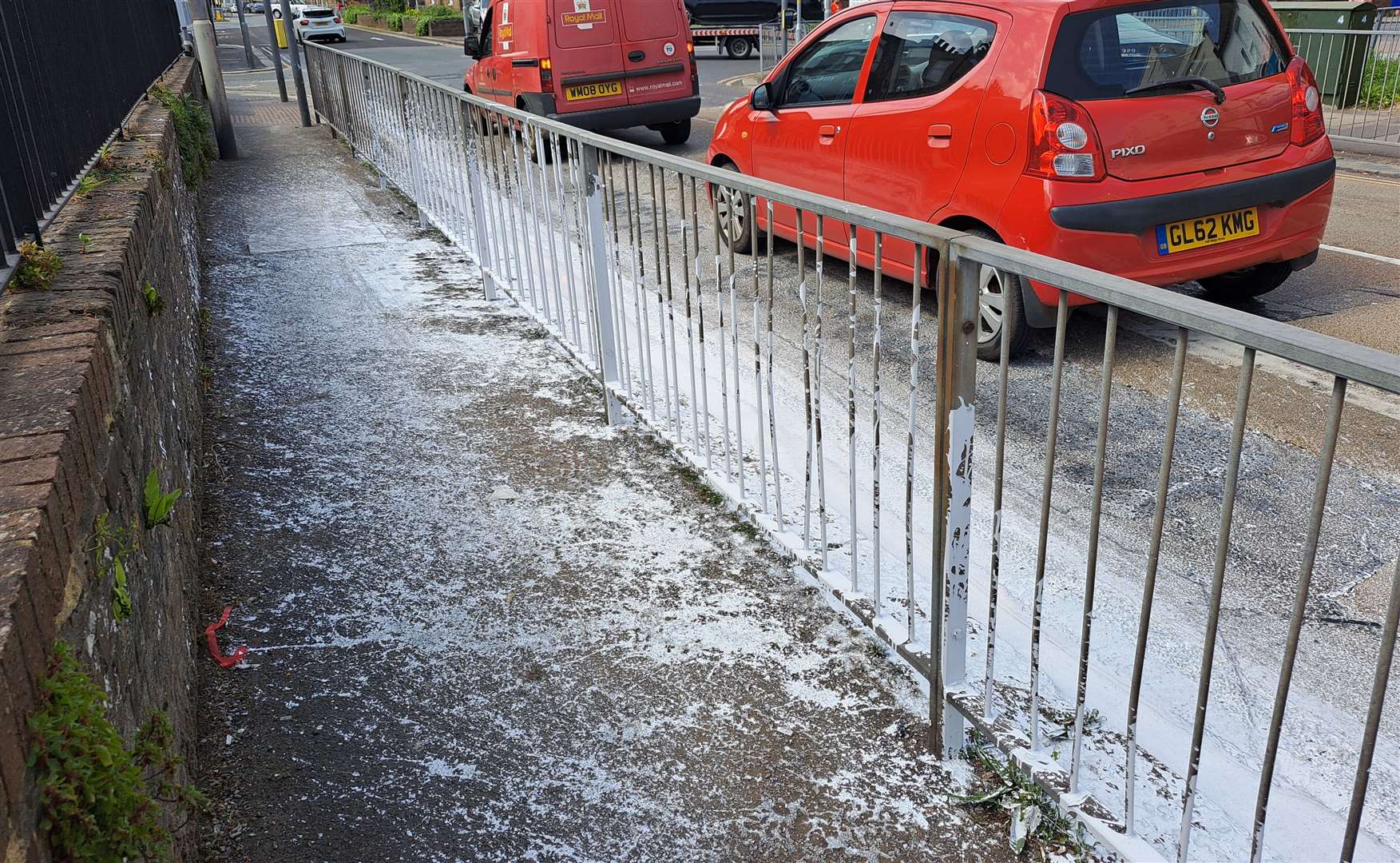 London lane outlet guard rail