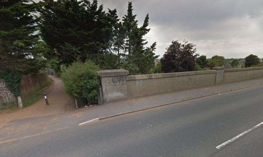 The alleyway between Manston Road and Helvellyn Road in Ramsgate. Picture: Google (15670201)