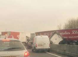 The lorry ended up sideways after the M25 crash. Photo: @Kent_999s