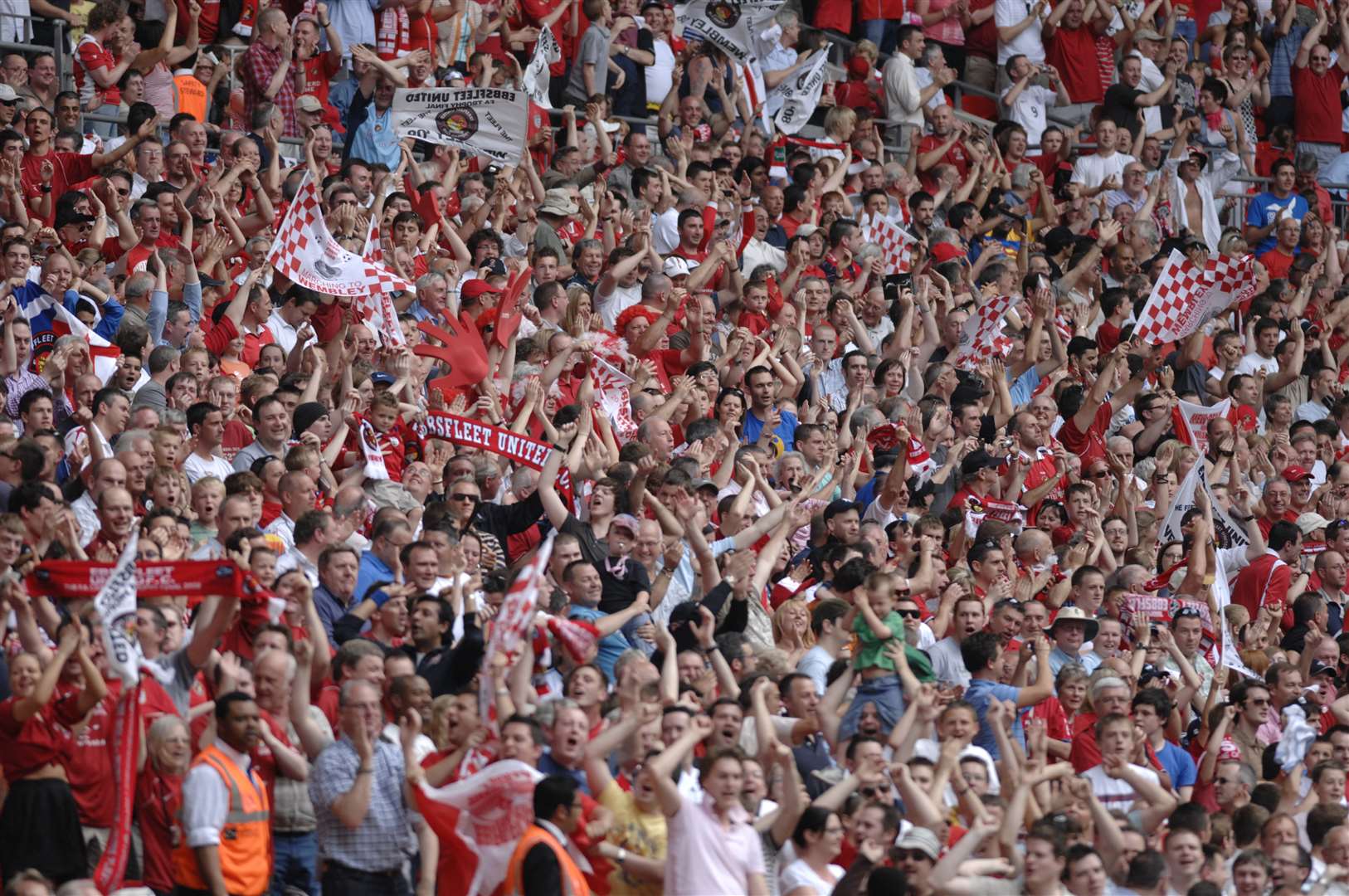 Ebbsfleet Utd fans will hold a minute's applause before the game against Maidenhead Utd on Saturday